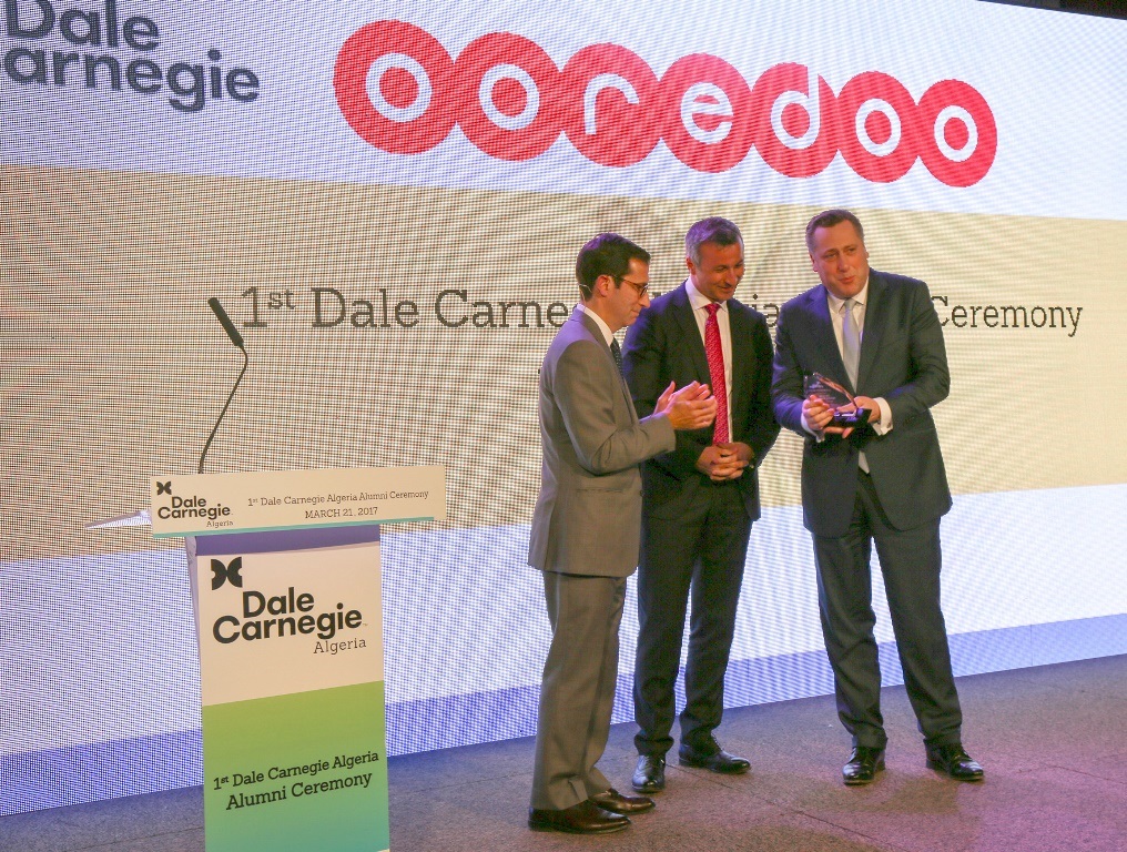 DG de Ooredoo recevant le Leadership Award.jpg